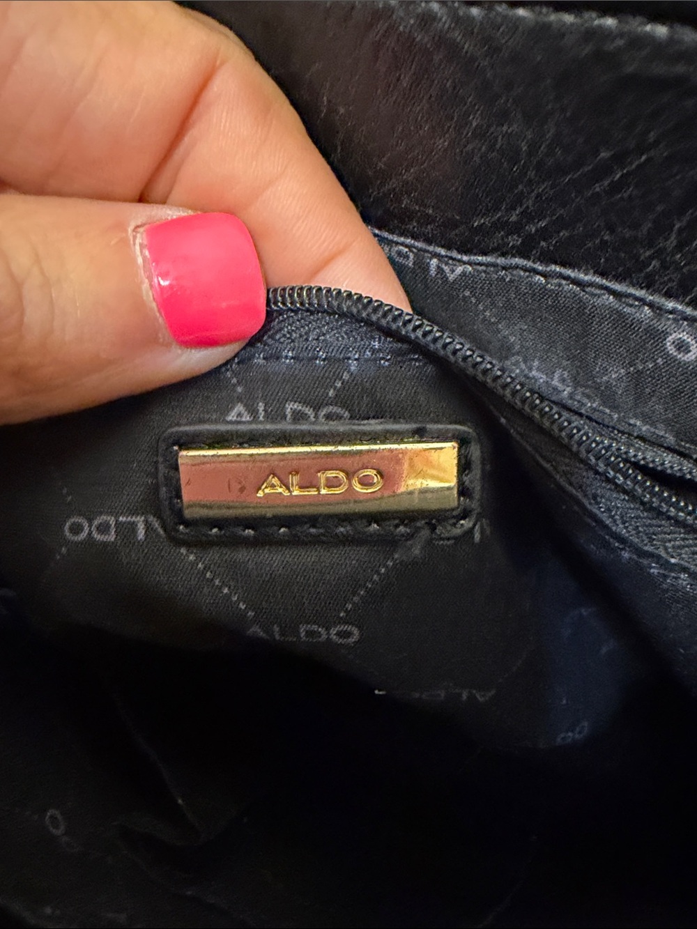 the classicAldo Derovina Crossbody Bag in black faux leather GUC +Aldo Charm - Picture 9 of 10